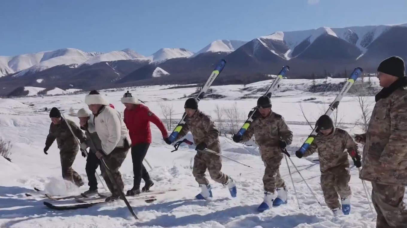 当现代滑雪板遇到毛皮滑雪板!边防战士和牧民PK滑雪,谁将胜出? 当现代滑雪板遇到毛皮滑雪板!边防战士和牧民PK滑雪,谁将胜出?