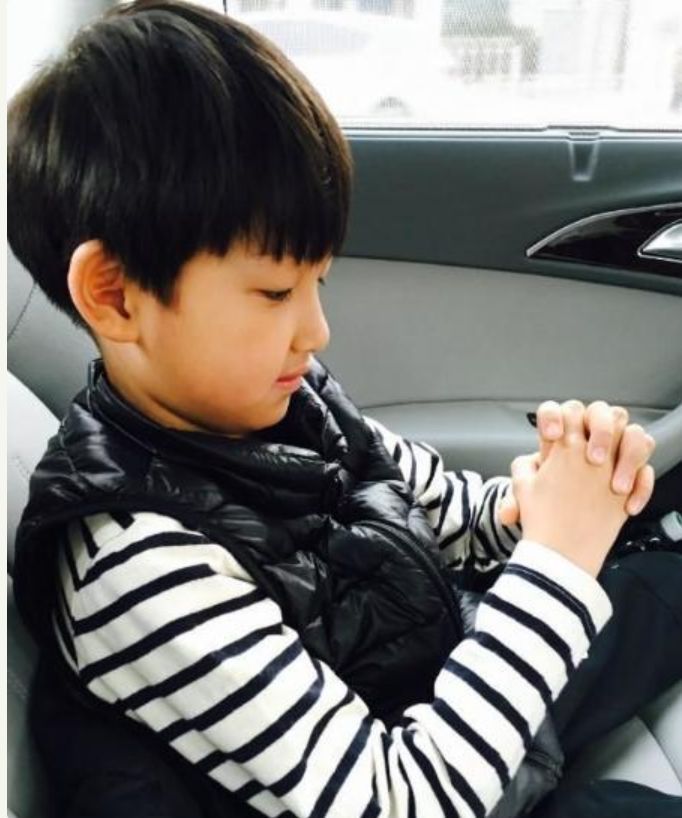 陈羽凡白百何儿子近照被曝光,看到正面后网友直呼:可惜了