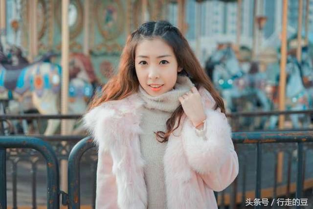 少女的我在温暖的羊剪绒大衣下也可以秀大白腿