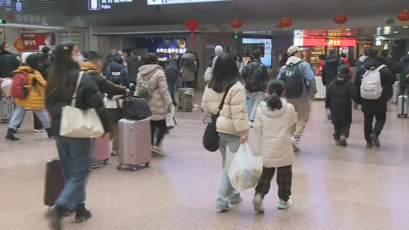 春运中的北京西站：低温冻雨致列车晚点 多部门全力协作保障春运