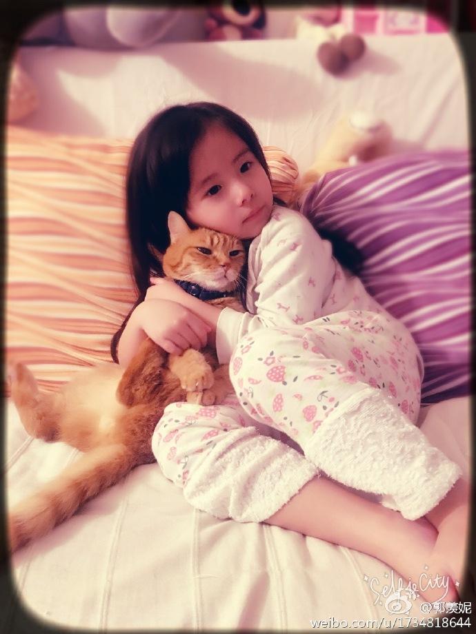 郭羡妮晒女儿熟睡照片 小姑娘长发及腰可爱迷人