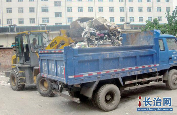 耗时3个多小时 城区一废品收购站遗留垃圾终被清