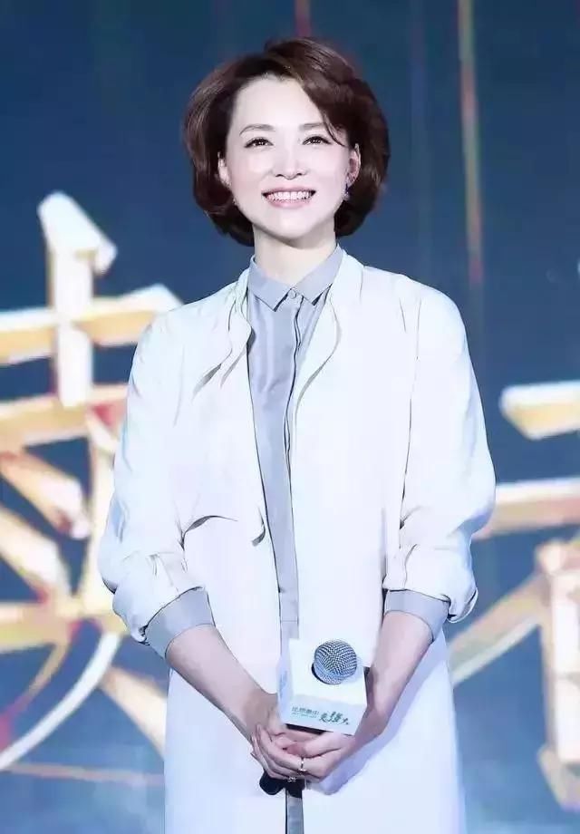 董卿袁泉两大美女同框:人美到极致,是没有岁月