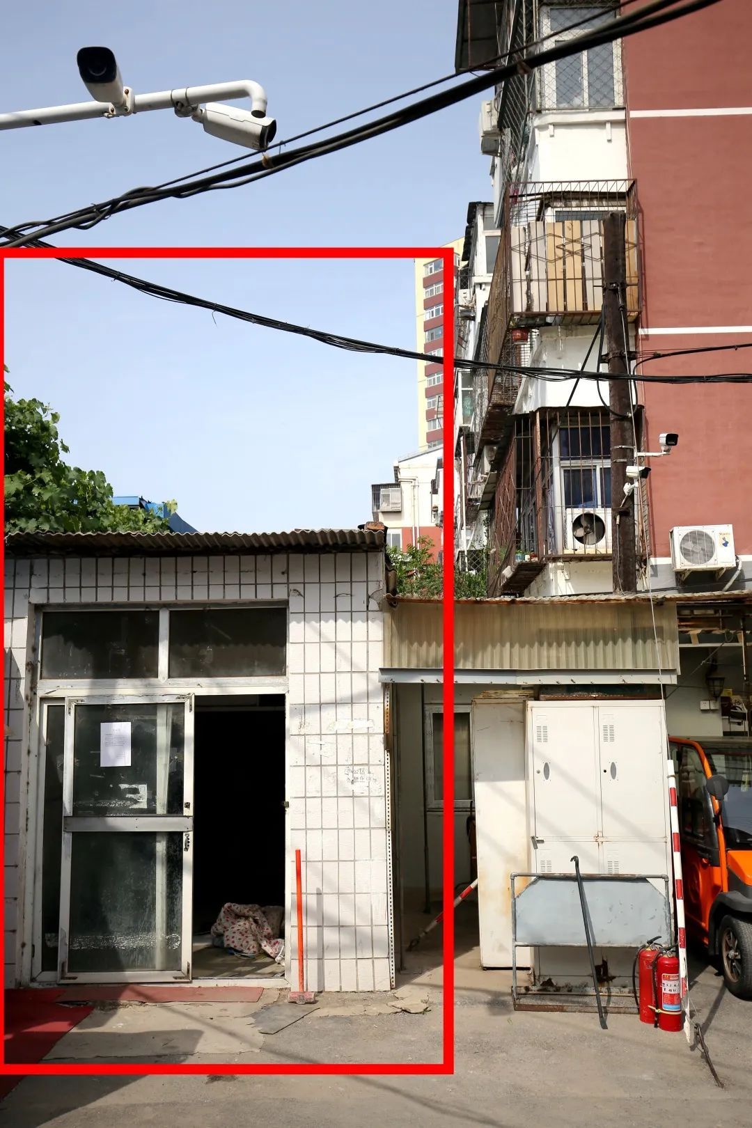 违建“零容忍”！广内街道西便门西里小区违建“办公用房”被拆除_北京时间