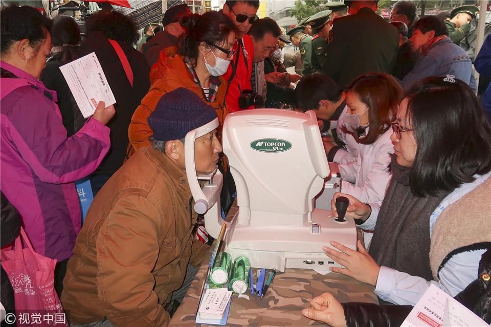 南京路学雷锋活动好热闹 志愿者各展其能为市