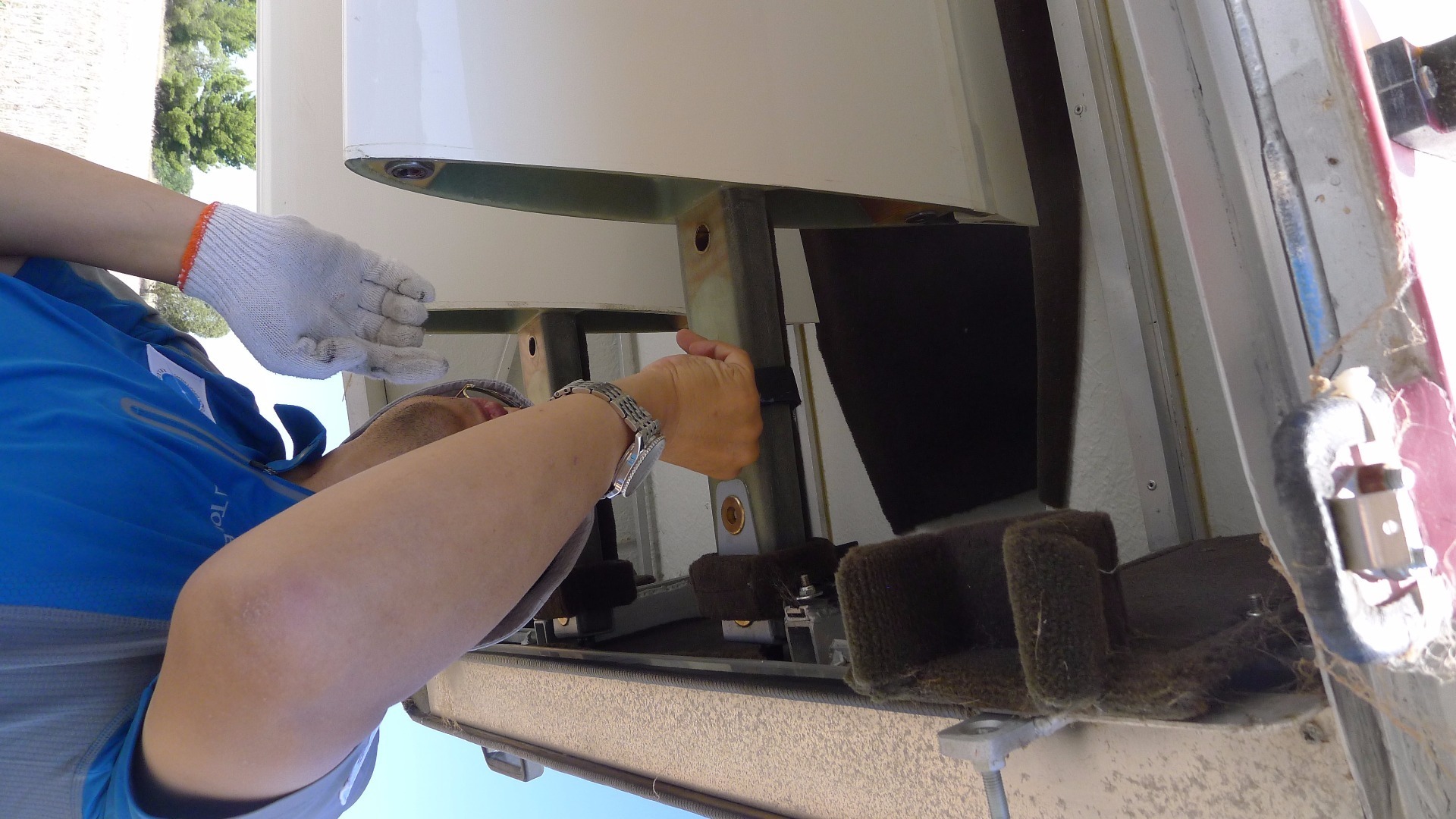 杜鹏在组装滑翔机。