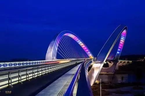 交警部门建议,车友尽量绕行五象大桥,良庆大桥,龟背桥,五象大道等周边