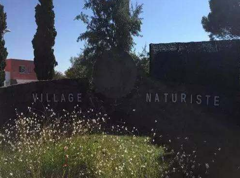 这个小镇男女都禁止穿衣服 违者坐牢罚款! 这个小镇男女都禁止穿衣服 违者坐牢罚款!