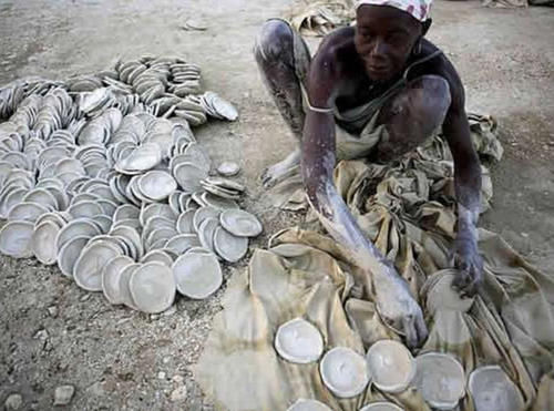 非洲人民食物严重匮乏,不得不吃土,他们把土都吃得很有逼格