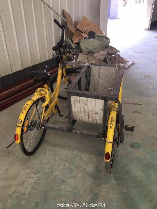 9月8日报道,北京出现了一辆用共享单车拼接改装成的"挎斗自行车".