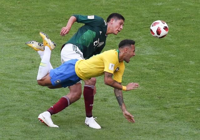 世界杯再现争议,墨西哥球员恶意踩踏内马尔逃