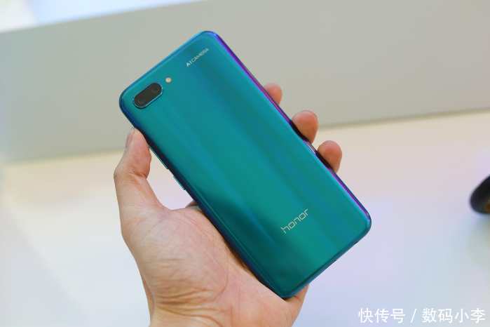 2699元的小米8和2599元的荣耀10, 哪一款更值