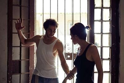 脾气暴躁会动手打老婆的男人面相