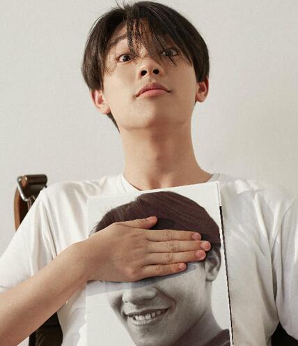 张宥浩曝最新写真 表情多变少年感十足 张宥浩曝最新写真 表情多变少年感十足