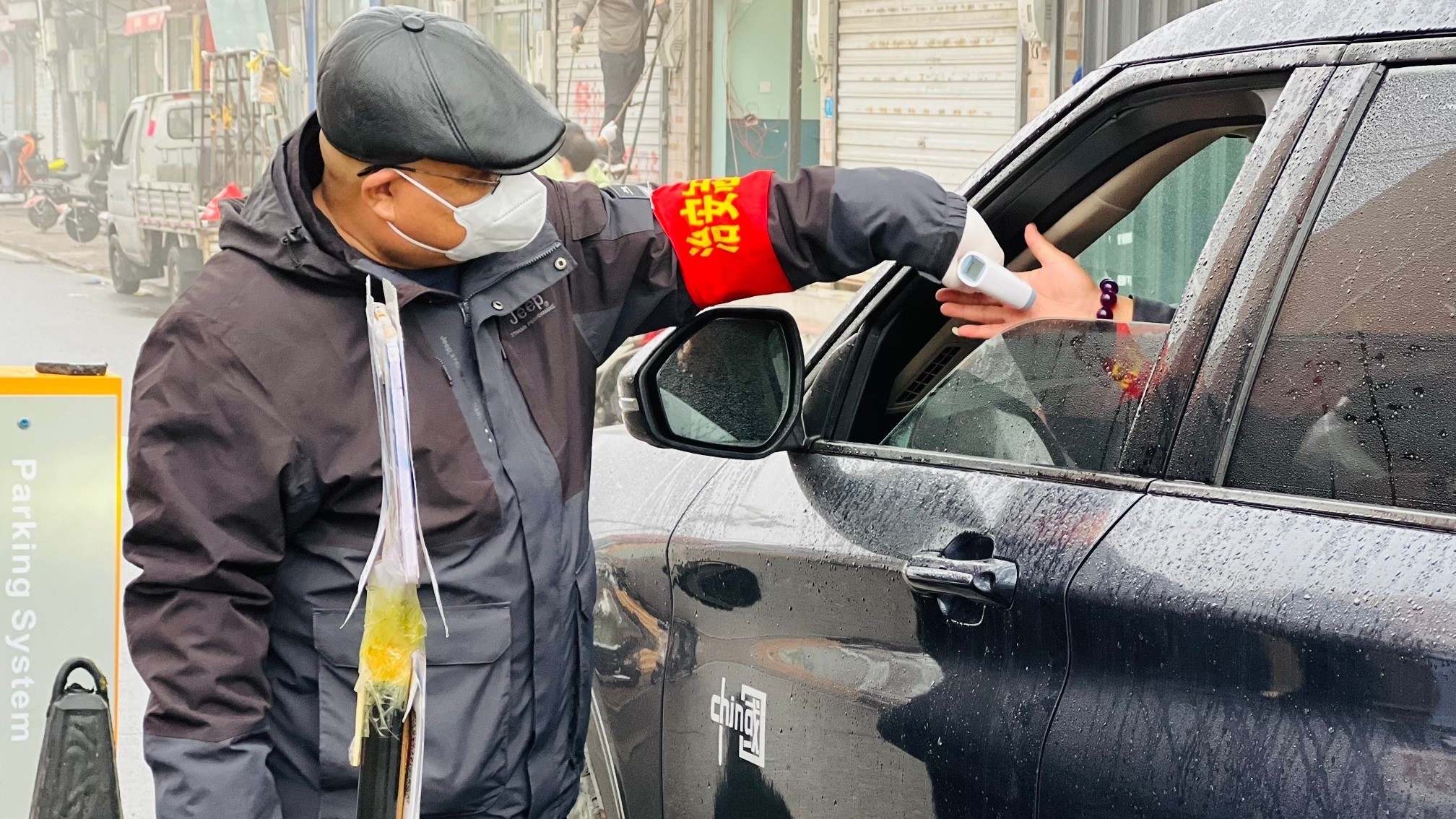 他们风雨无阻坚守“疫”线,撑起防疫“保护伞” 他们风雨无阻坚守“疫”线,撑起防疫“保护伞”