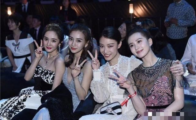 娱乐圈4小花旦齐聚微博之夜,刘诗诗眼神方向成