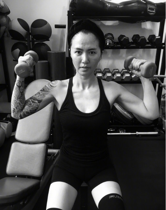 谭维维晒健身照和清新单车照 满脸是痘女神全素颜