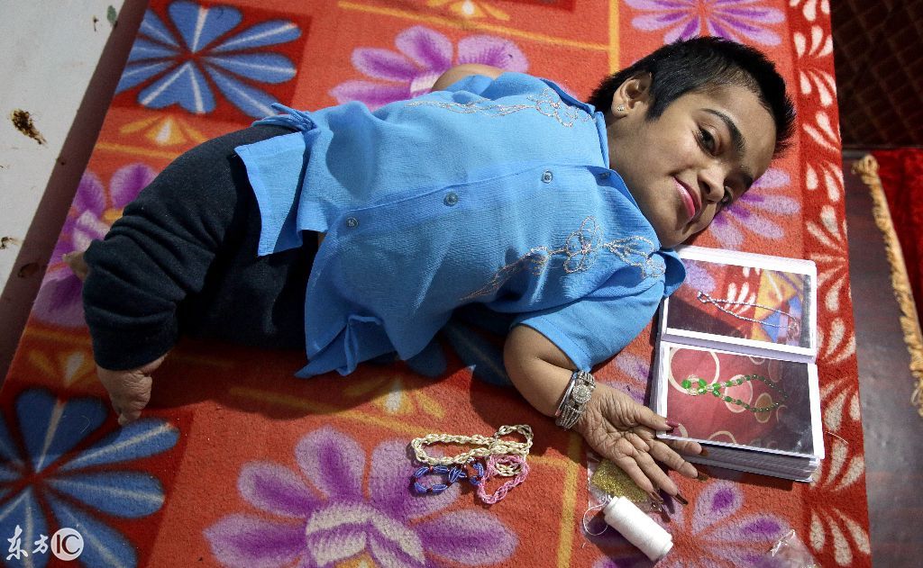 (图片来自东方ic) 12月2日,世界残疾日前夕,印度克什米尔一位特殊的