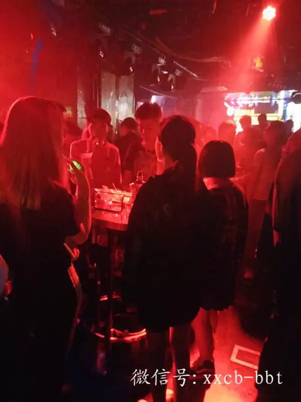 记者调查酒吧乱象:十四岁女儿痴迷酒吧急坏父亲