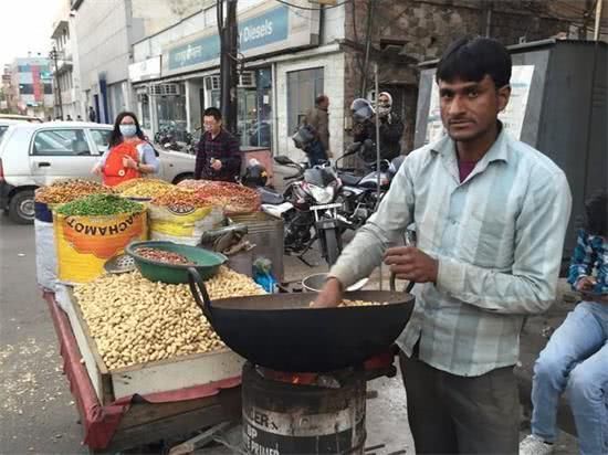 中国美女去印度新德里旅游,看到这些画面,整个