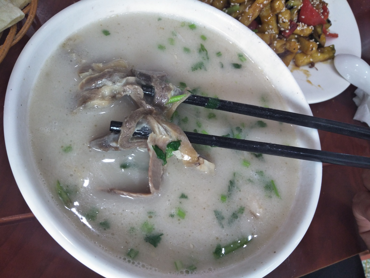 没喝过老字号三义春家的羊肉汤,就别说羊肉汤又腥又膻