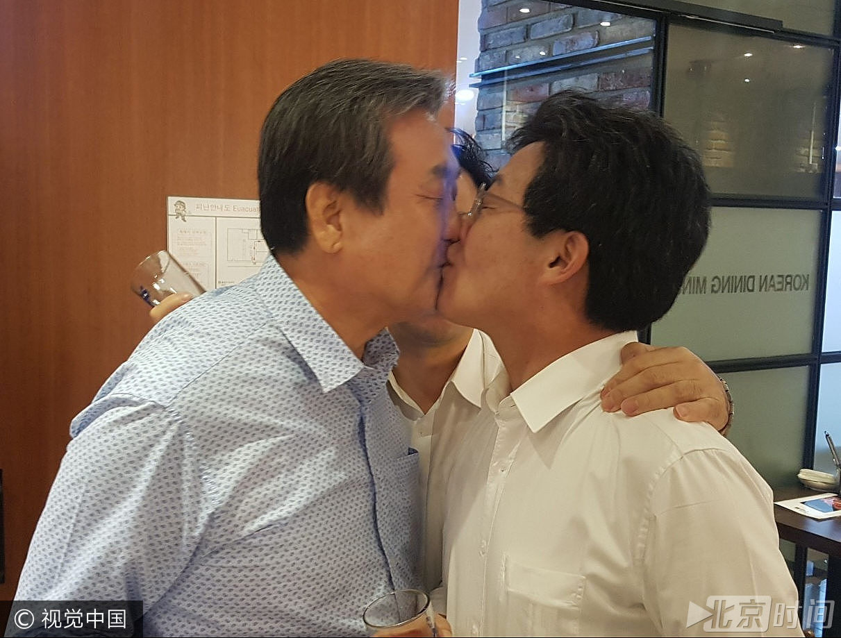真辣眼睛!韩国男议员聚餐当众玩亲嘴 真辣眼睛!韩国男议员聚餐当众玩亲嘴