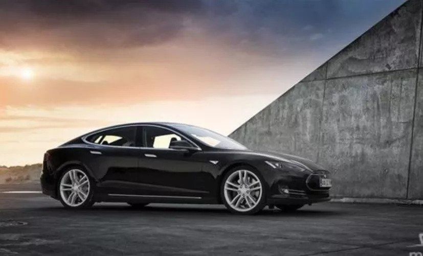 代言,选用特斯拉、凯迪拉克等豪车,神马专车能