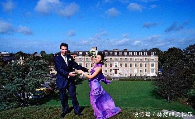 同为央视美女主持,相差7岁富商男友都已去世,