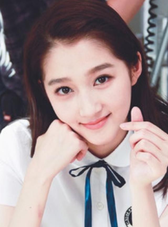 关晓彤发文怀念爷爷,意外暴露后台,怪不得被叫