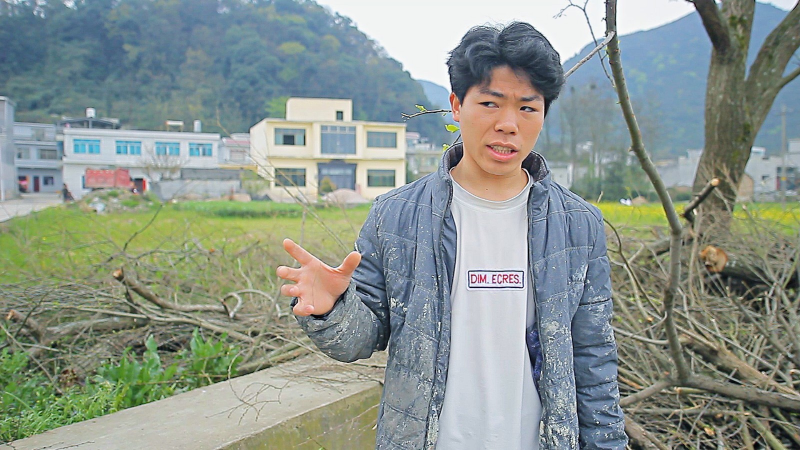 小伙靠村里的喇叭走出大山,1年后衣锦还乡,朋友呼呼不已!