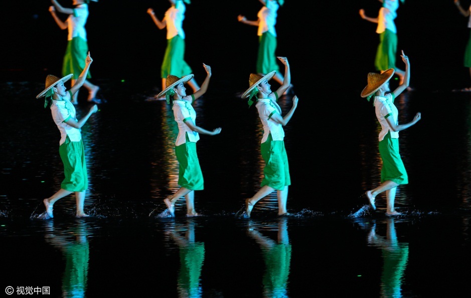 这次G20杭州峰会文艺演出也有高科技的“加持”，张艺谋说，这一次在场地上应用了一种全息的处理，展现影像和人的关系，一种互动关系。