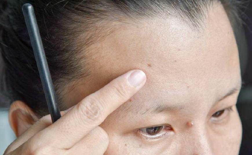 女孩每天用苦瓜片泡水喝,接下来,身体出现了4