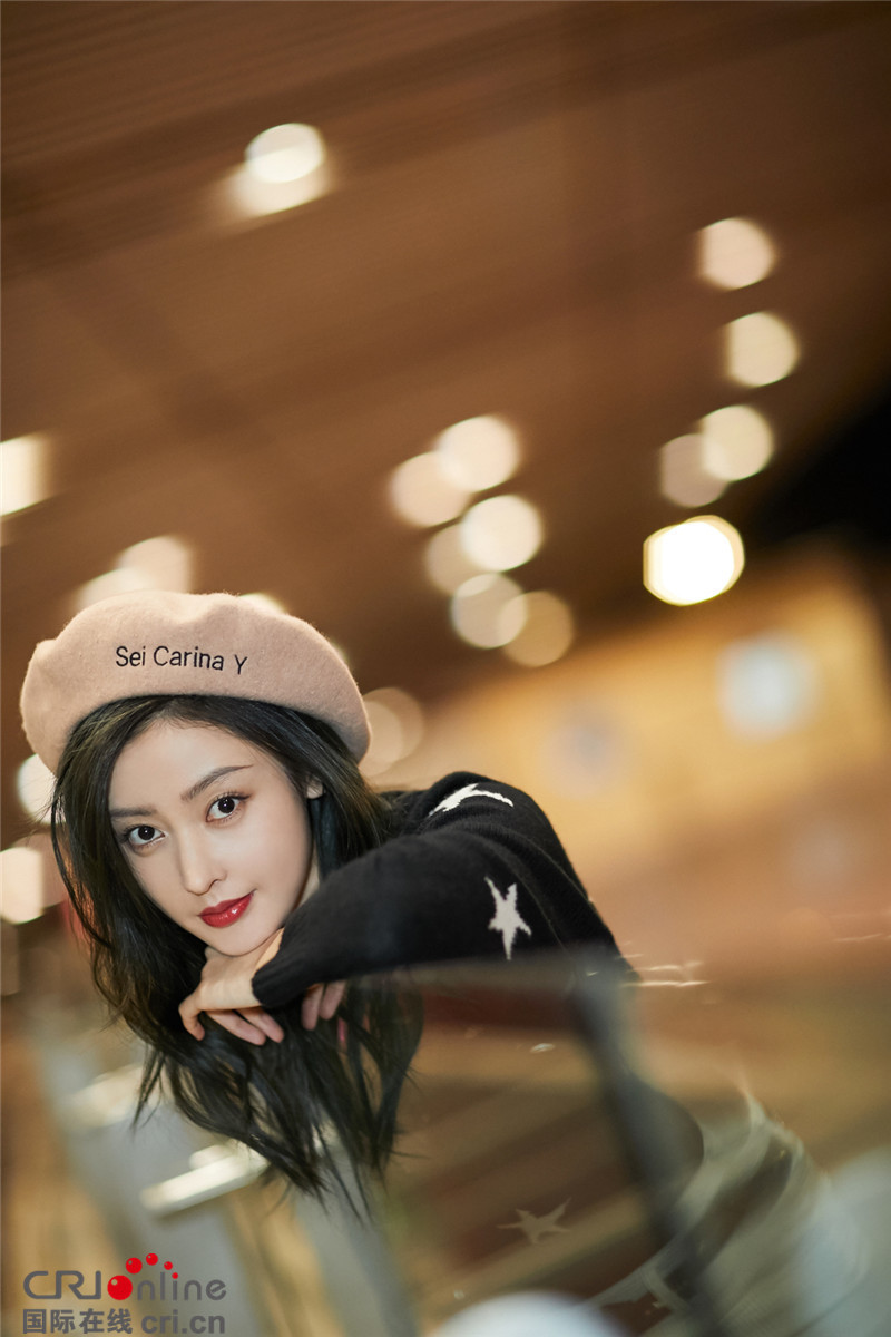 张天爱启程米兰时装周 清爽穿搭酷感十足