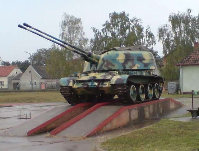 最著名的就是用4号坦克底盘改装的"东风"37mm自行防空炮和"球形闪电"