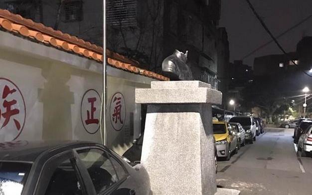 刀起头落!台湾男子深夜持刀砍蒋介石铜像