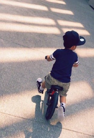 48岁刘若英和儿子近照,清纯如水素颜也这样美