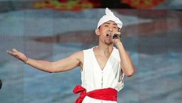 阿宝参与《星光大路》获得年度总决赛冠军,因而一炮而红,第二年,还