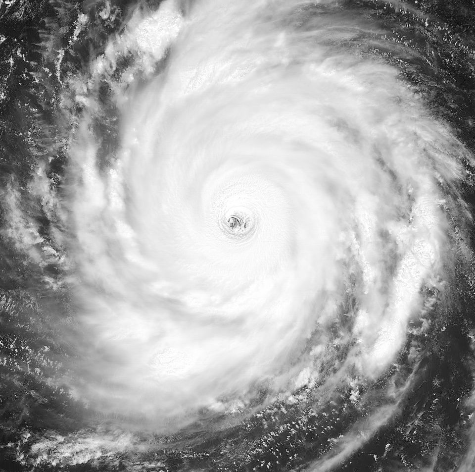 壮观!超强台风潭美今日达到巅峰:巨大台风眼似能吞噬一切