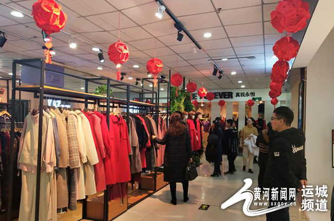 【新春走基层】临猗:商场购新衣 喜庆迎新年