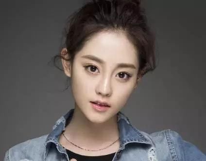 杨幂又带火一位新人,长得像赵丽颖不说,就连动