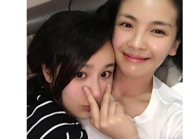 刘涛与杨紫合影,气质相差太大,网友:一眼看出谁在装嫩