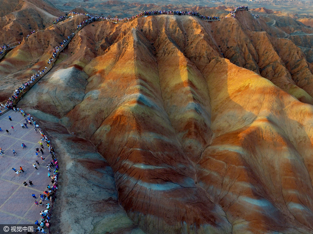窗棂状宫殿式丹霞地貌是张掖丹霞地貌中分布最广、发育最好的丹霞地貌类型，尤其肃南白庄子一带是全国丹霞地貌精品中的精品，分布之广、种类之多数全国第一，白庄子大红山就是窗棂状宫殿式丹霞地貌的命名地。