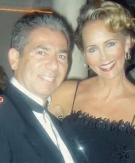 罗伯特-卡戴珊与艾伦-皮尔森
在与克里斯离婚后，罗伯特还曾有过两段婚姻，不过尤属最后一段婚姻堪称”悲剧”。2003年，罗伯特与皮尔森结婚，但仅仅过了八周之后，罗伯特便因为癌症去世，享年59岁。