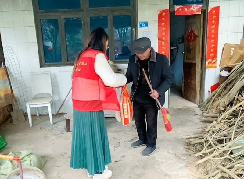 入户暖心走访，祝福和关爱送上