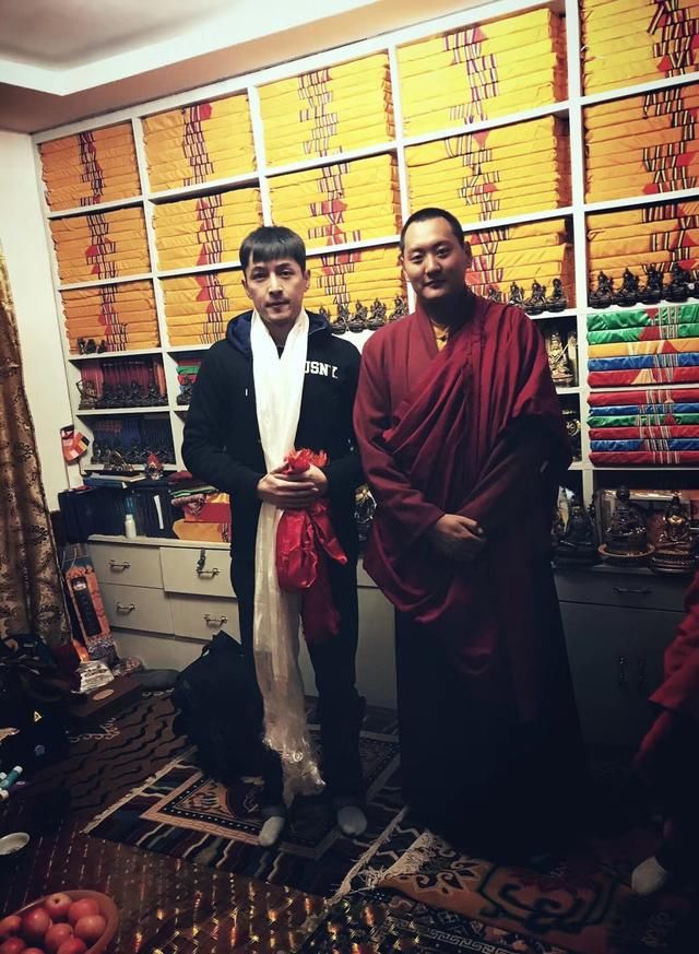 年的一个夏天,胡歌与司机,助理一起开车回家,助理张冕看着他太累了