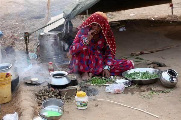 印度人没厕所很正常,连厨房也没有,当地人还说