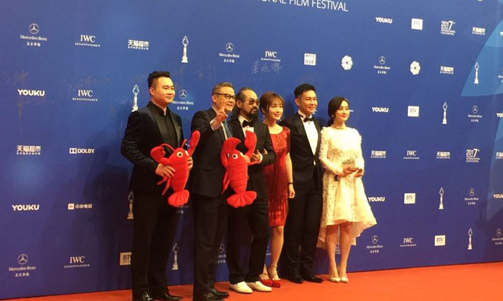 《泡菜爱上小龙虾》剧组。导演虞军豪、联合导演成思，主演徐申东 、陈德容 、元华 、张兆辉 。