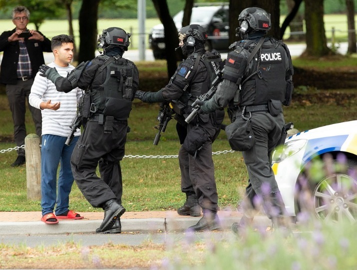 根据当地媒体报道，当地警方已经派出大批警力，警告当地市民待在家中以确保安全，事发地点附近道路已被封锁，当地学校也已经关闭。