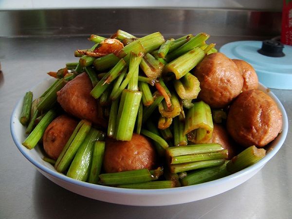 芹菜 1斤 撒尿牛肉丸 半斤 幹黃醬 1勺· 蔥姜適量 油 適量 做法步驟