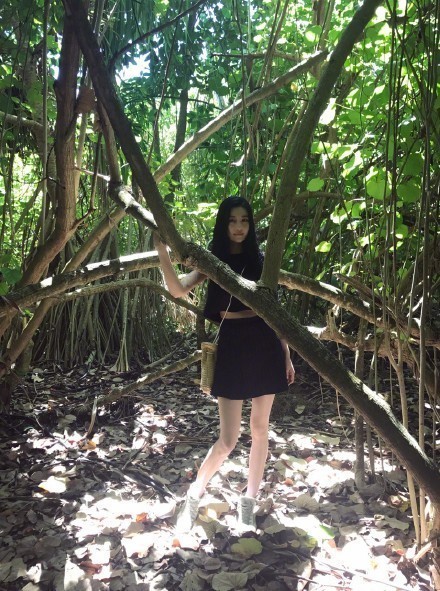 张馨予马尔代夫度假 沐浴日光秀修长美腿